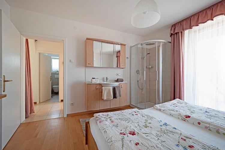 Schlafzimmer mit Dusche - Apartment Schlern