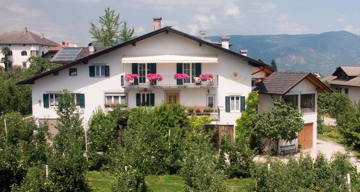 Haus Maderneid inmitten von Obstwiesen